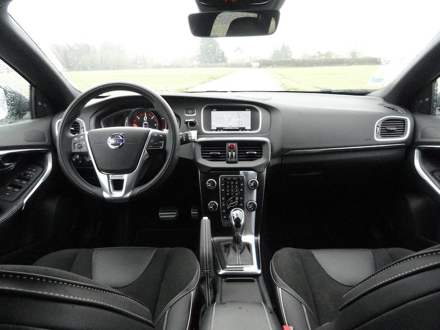 https://www.monautonews.com/wp-content/uploads/2016/03/Volvo-V40-Carbon-Edition-interieur-3.jpg