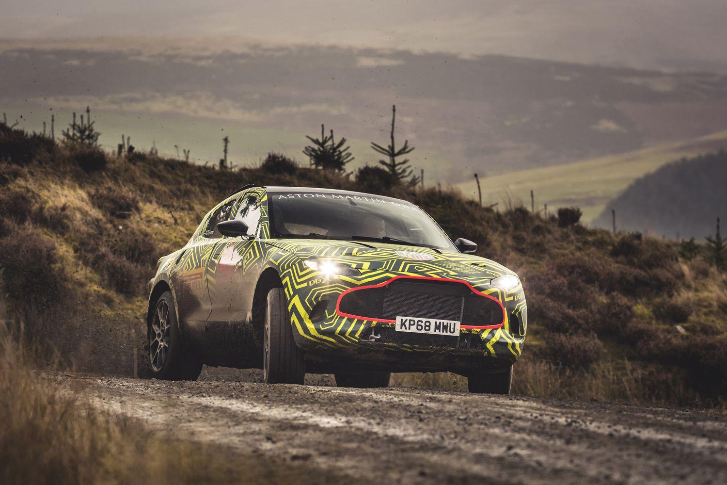 Aston Martin DBX de face