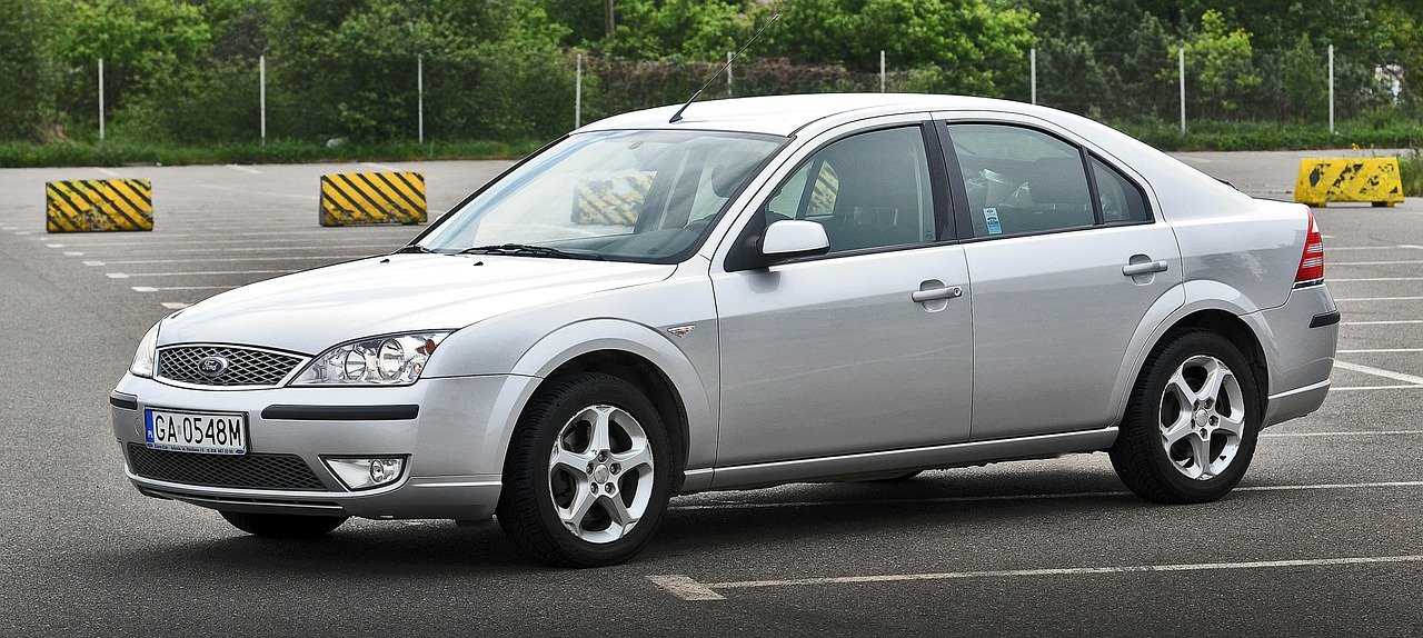 Ford Mondeo grise